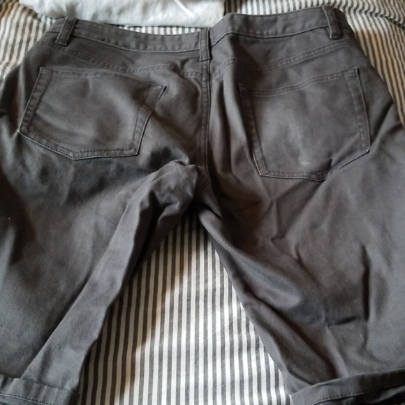 Grey short - Picture 2 of 3